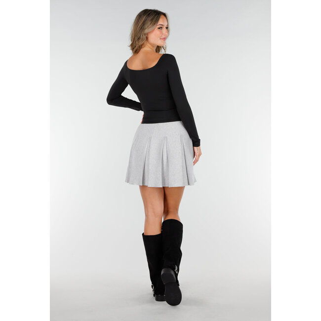 Schwarzes Top mit Overslag und Plissee-Detail aus Stretch