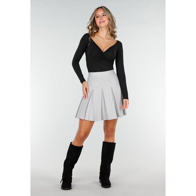 Schwarzes Top mit Overslag und Plissee-Detail aus Stretch