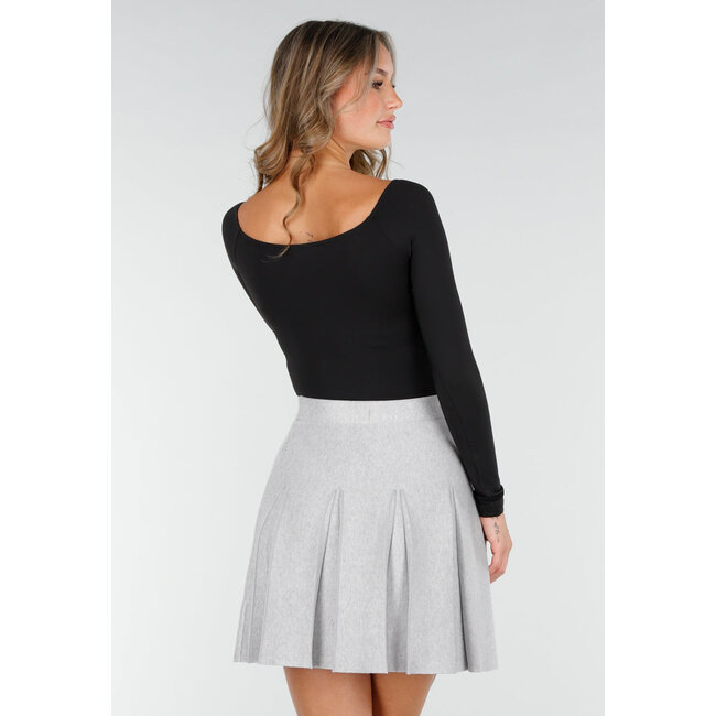 Schwarzes Top mit Overslag und Plissee-Detail aus Stretch