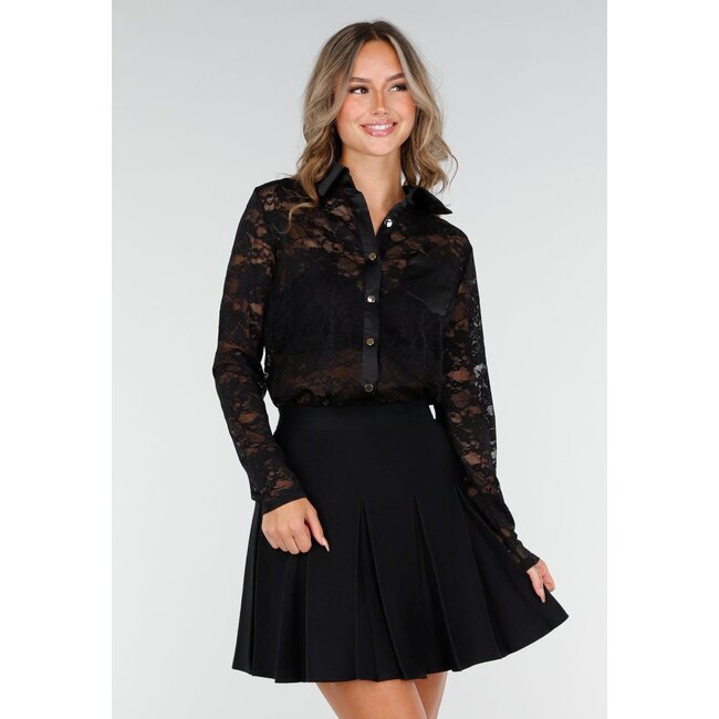 Schwarze Spitzenbluse mit Satin-Kragen und goldfarbenen Knöpfen