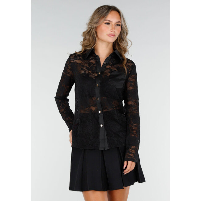 Schwarze Spitzenbluse mit Satin-Kragen und goldfarbenen Knöpfen