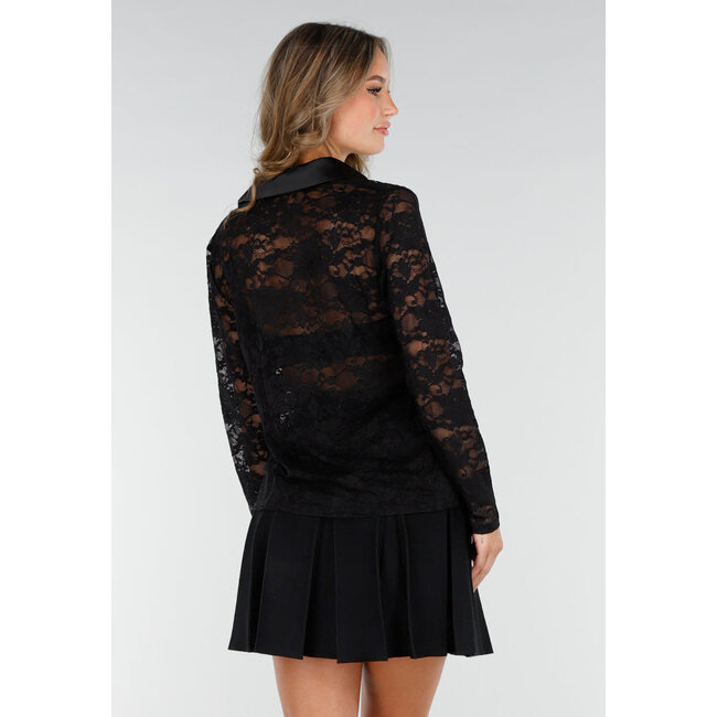 Schwarze Spitzenbluse mit Satin-Kragen und goldfarbenen Knöpfen