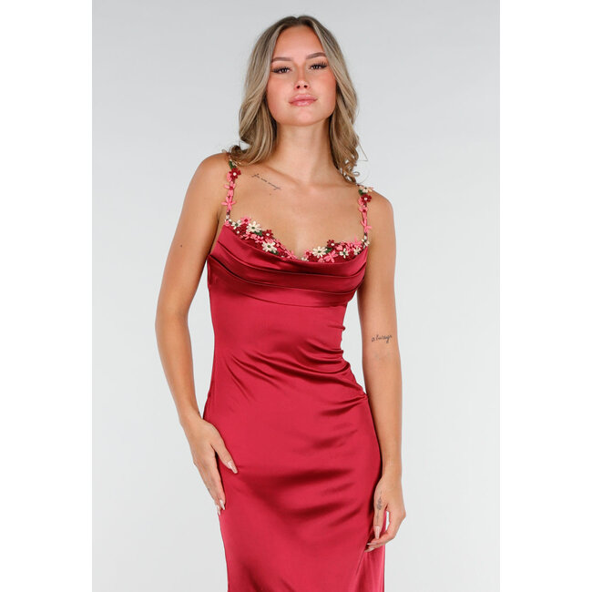 Satin Maxikleid in Weinrot mit geblümten Trägern
