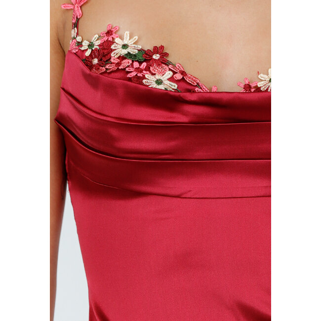 Satin Maxikleid in Weinrot mit geblümten Trägern