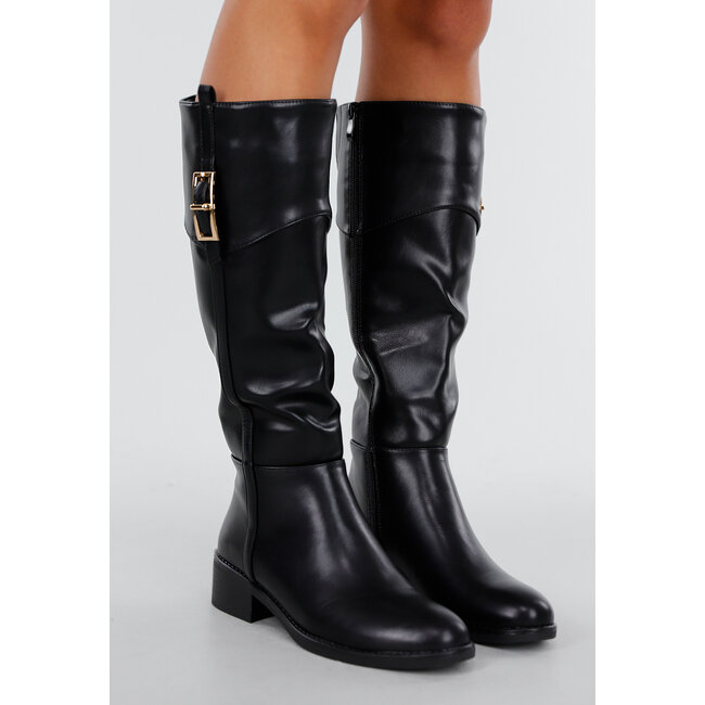 Schwarze hohe Stiefel mit Reißverschluss und goldfarbener Schnalle