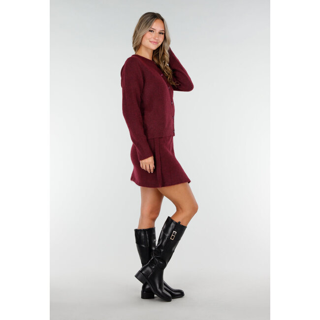 Schwarze hohe Stiefel mit Reißverschluss und goldfarbener Schnalle