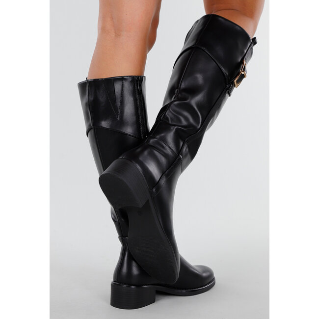 Schwarze hohe Stiefel mit Reißverschluss und goldfarbener Schnalle