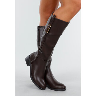 Braune Stiefel mit Schnalle