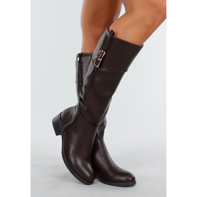 Braune Stiefel mit Schnalle
