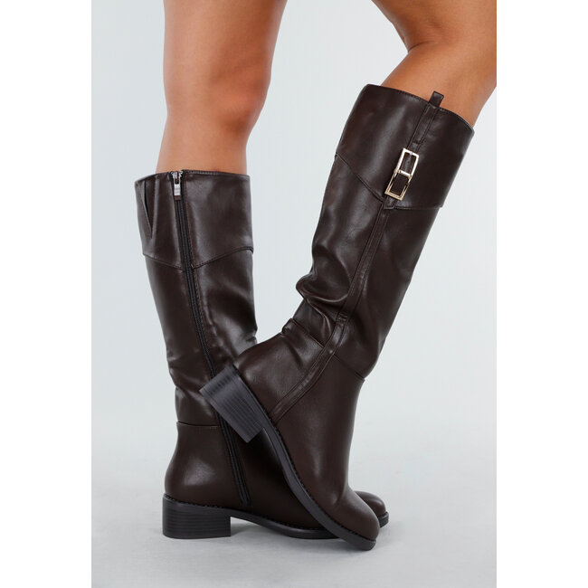 Braune hohe Stiefel mit Schnalle und niedrigem Absatz