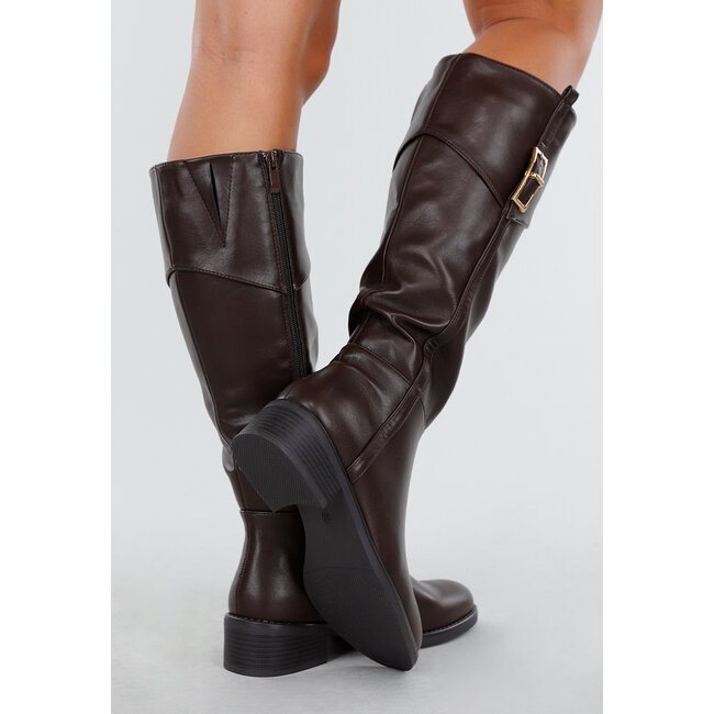 Braune hohe Stiefel mit Schnalle und niedrigem Absatz
