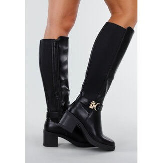 Schwarze Stiefel mit goldener Schnalle