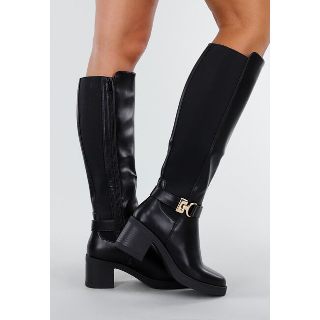 Schwarze Stiefel mit goldener Schnalle