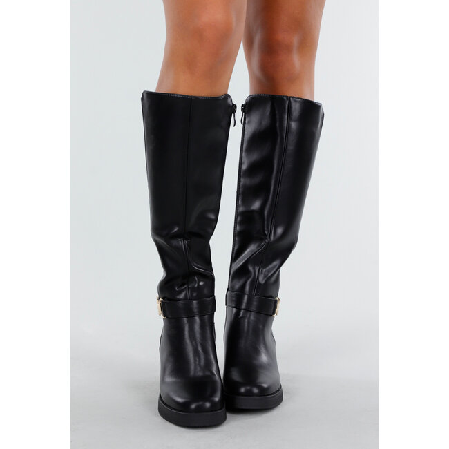 Schwarze kniehohe Stiefel mit Blockabsatz und goldfarbener Schnalle