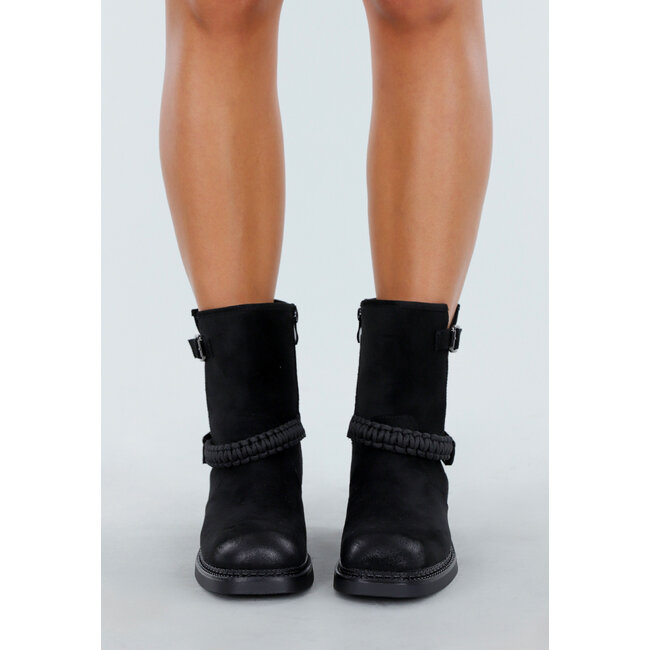 Schwarze Stiefeletten mit Schnallen und Blockabsatz