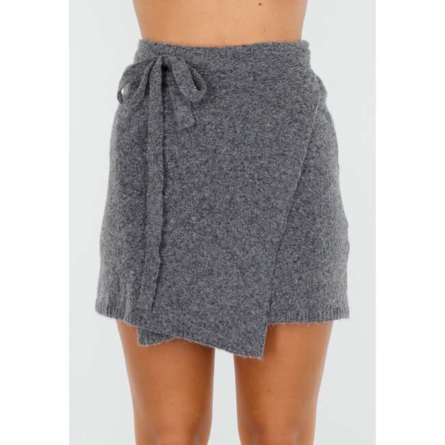 Grauer Strickwickelrock mit Schleifendetail