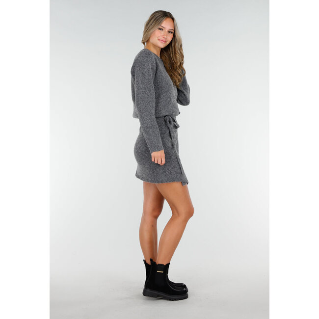 Grauer Strickwickelrock mit Schleifendetail