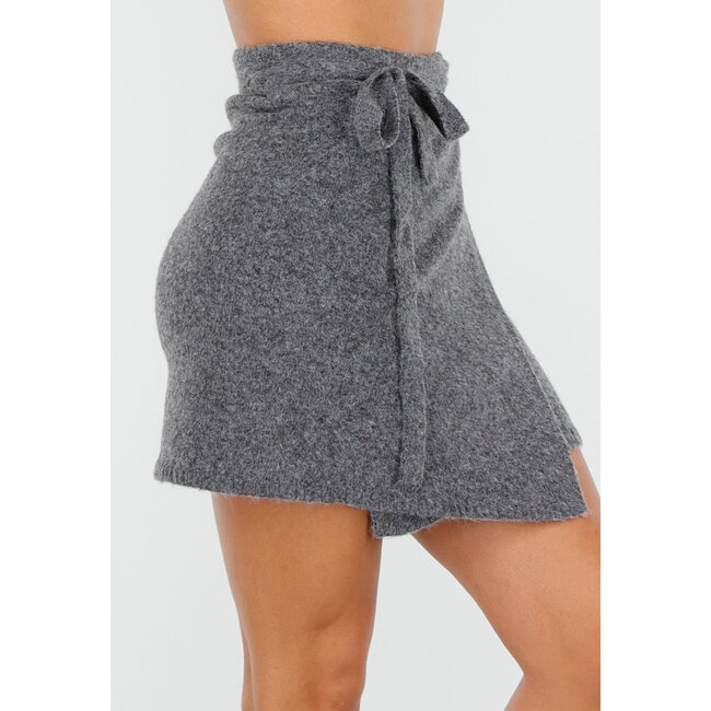Grauer Strickwickelrock mit Schleifendetail