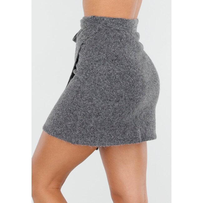 Grauer Strickwickelrock mit Schleifendetail