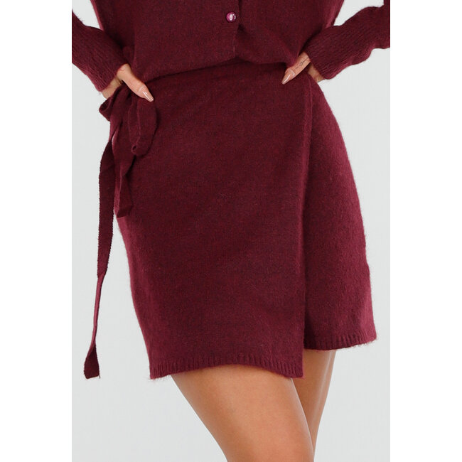 Bordeauxroter Strickwickelrock mit Schleifendetail