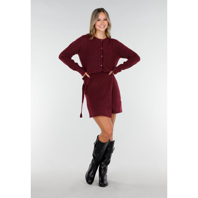 Bordeauxroter Strickwickelrock mit Schleifendetail