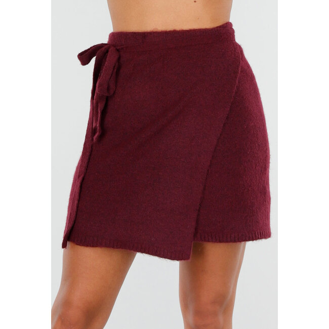Bordeauxroter Strickwickelrock mit Schleifendetail