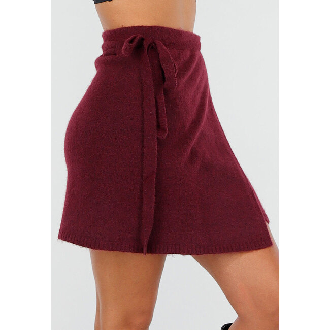 Bordeauxroter Strickwickelrock mit Schleifendetail