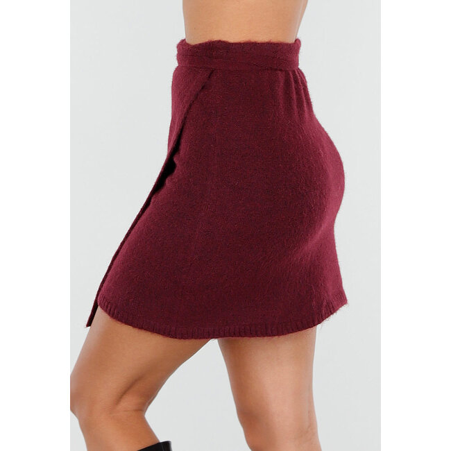 Bordeauxroter Strickwickelrock mit Schleifendetail