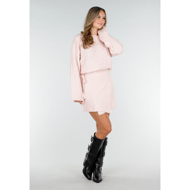Rosa Strickpullover mit langen Ärmeln