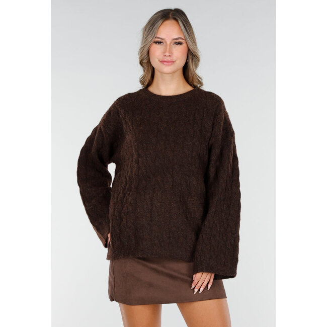 Brauner Strickpullover mit langen Ärmeln