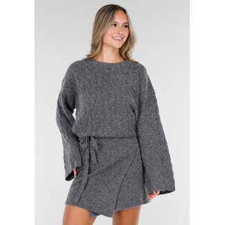Grauer Stretch-Pullover mit Zopfmuster