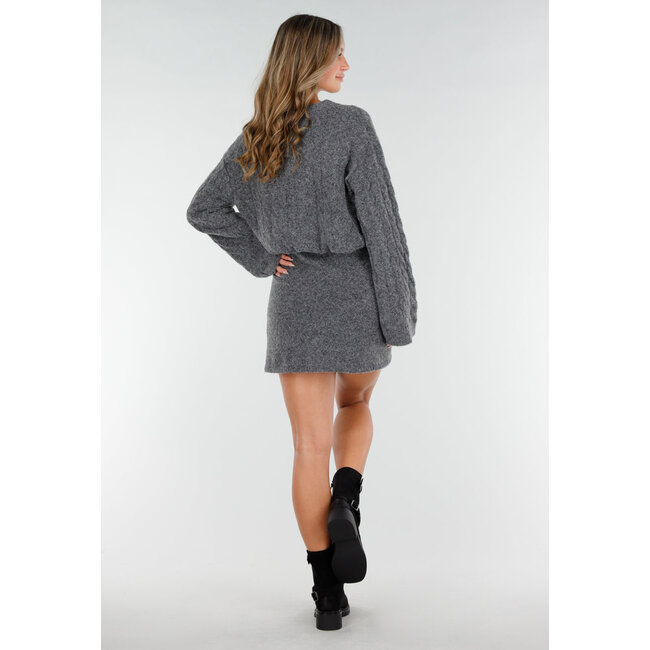 Grauer Strickpullover mit langen Ärmeln