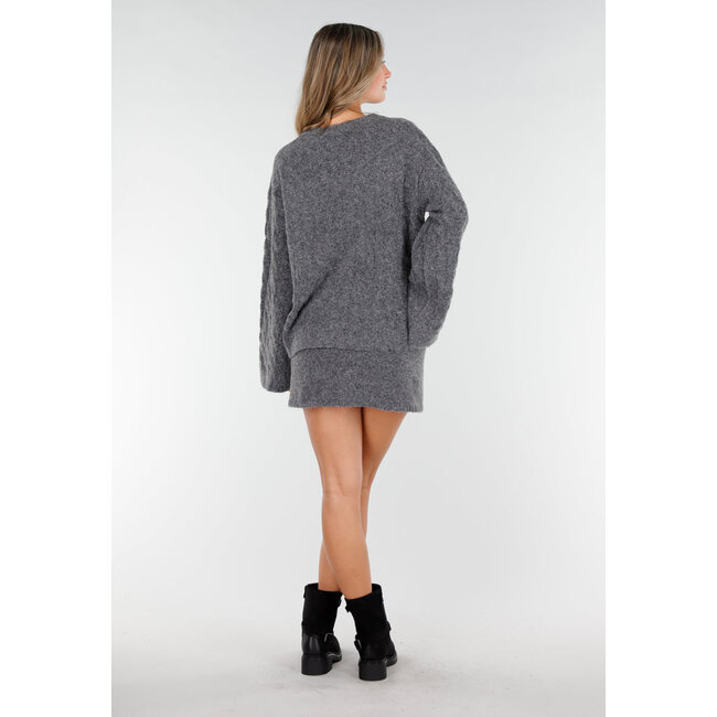 Grauer Strickpullover mit langen Ärmeln