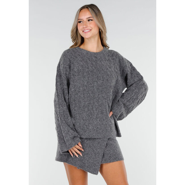 Grauer Strickpullover mit langen Ärmeln