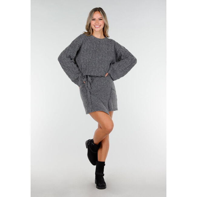 Grauer Strickpullover mit langen Ärmeln