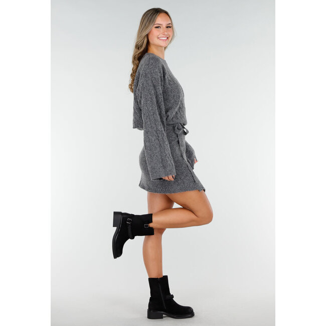 Grauer Strickpullover mit langen Ärmeln
