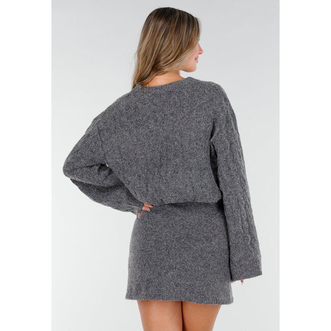 Grauer Strickpullover mit langen Ärmeln