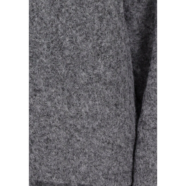 Grauer Strickpullover mit langen Ärmeln