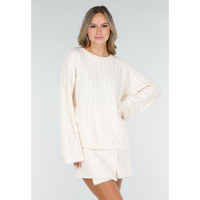 Beigefarbener Strickpullover mit langen Ärmeln