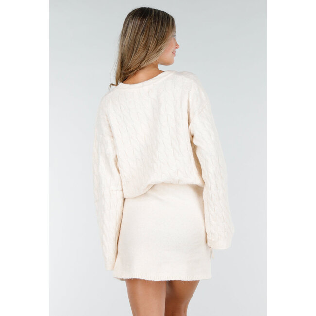 Beigefarbener Strickpullover mit langen Ärmeln