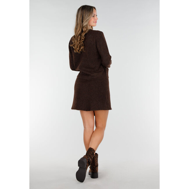 Braune Strickjacke mit langen Ärmeln und Knopfverschluss