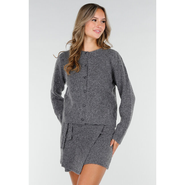 Graue Strickjacke mit langen Ärmeln und Knopfverschluss