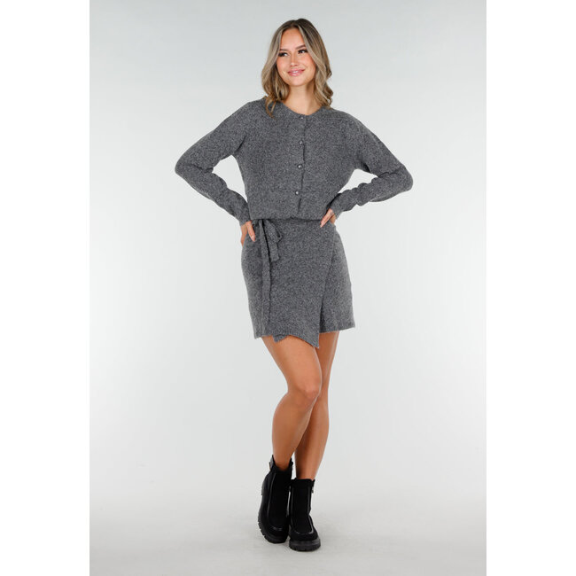 Graue Strickjacke mit langen Ärmeln und Knopfverschluss