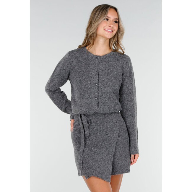 Graue Strickjacke mit langen Ärmeln und Knopfverschluss