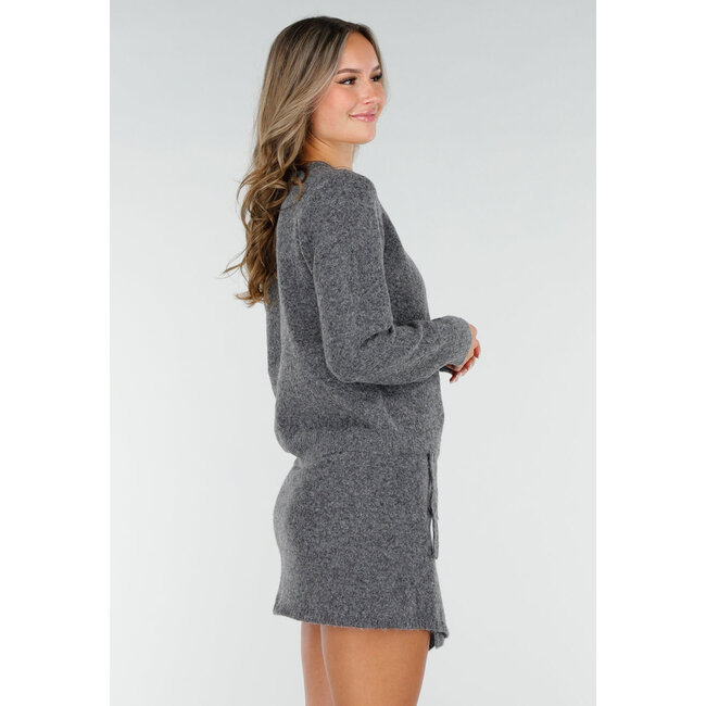 Graue Strickjacke mit langen Ärmeln und Knopfverschluss