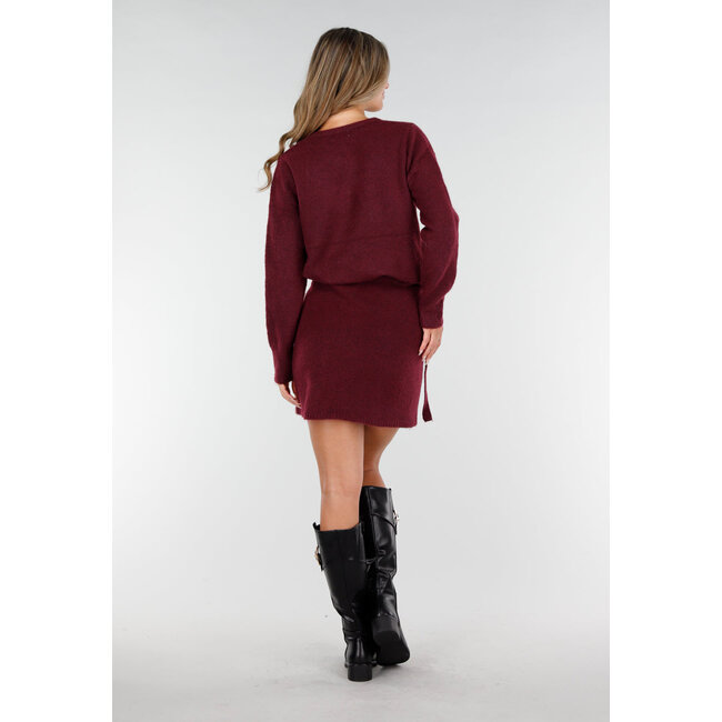 Bordeauxrote Strickjacke mit langen Ärmeln und Knöpfen