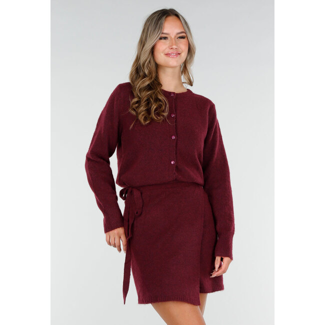 Bordeauxrote Strickjacke mit langen Ärmeln und Knöpfen
