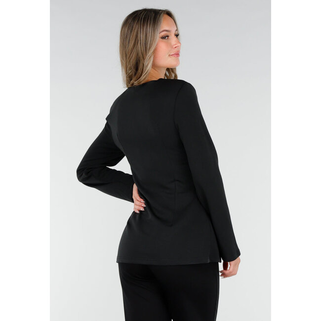 Schwarzer Blazer mit langen Ärmeln und weißem Spitzendetail