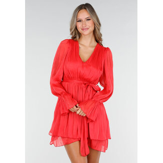 Rotes Kleid mit Gürtel und Falten