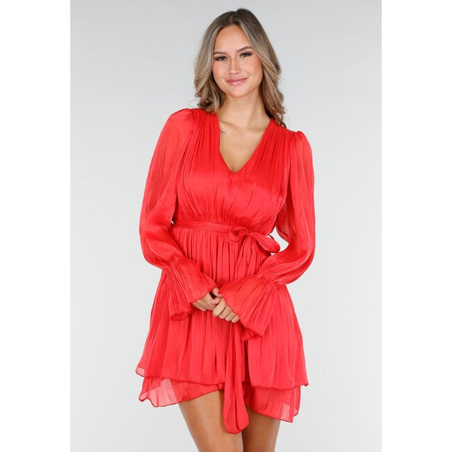 Rotes Kleid mit langen Ärmeln, Schleifengürtel und Falten